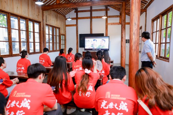 9688策略宝 从一只皮箱的故事说起，“光荣之城 青年行”活动来到陈云纪念馆