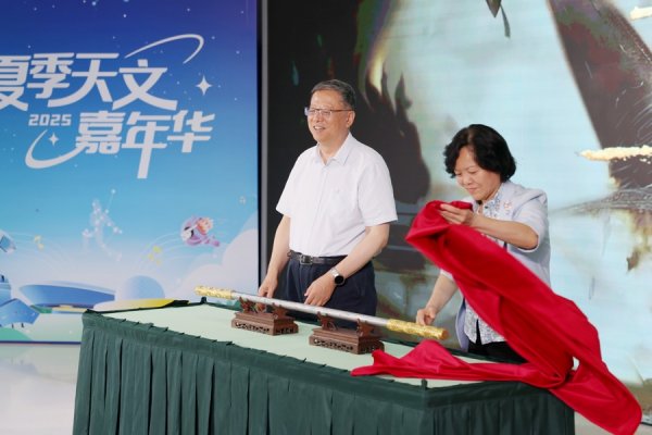 盈富配资 去上海天文馆触摸“纯陨铁金箍棒”，近观明朝南丹陨石！陨石文化展开幕