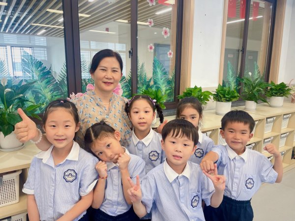 大牛证券港股 ​致敬第41个教师节丨杭州市春晖小学教育集团邵荣竹老师：站在三尺讲台三十余载，陪伴一代代孩子从ABC念起