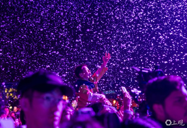 启点配资 【城市笙歌】张柏芝与游客点亮超大乐高心愿树